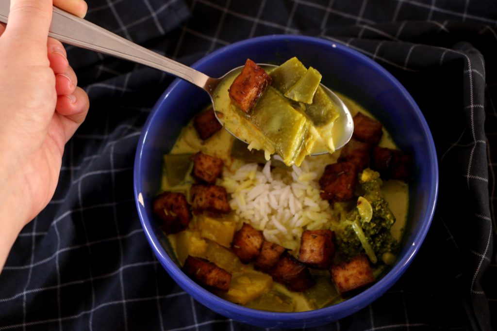 soupe de curry et tofu